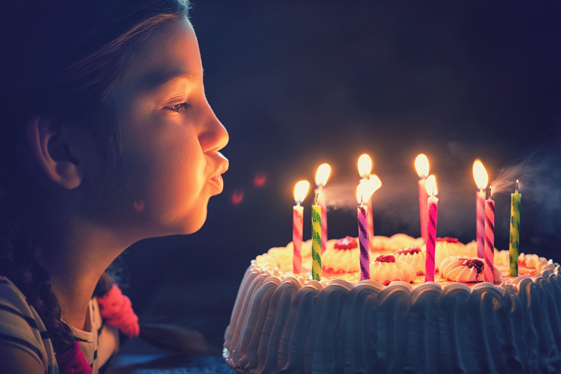 Девочка 10 лет задувает свечи на торге