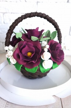 Шоколадная корзина №26 с белыми и темно-фиолетовыми цветами