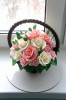 Шоколадная корзина №18 с розовыми и белыми розами