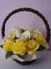 Шоколадная корзина №13 с желтыми розами и белыми каллами