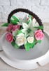 Шоколадная корзина №3 с белыми и розовыми цветами