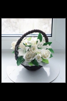 Шоколадная корзина №19 с белыми розами и лилиями
