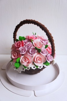 Шоколадная корзина №5 с розовыми и сиреневыми розами