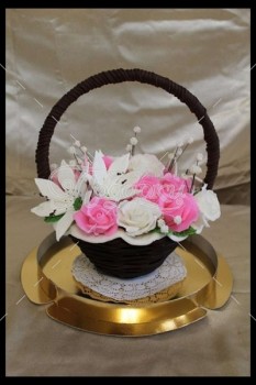 Шоколадная корзина №3 с белыми и розовыми цветами