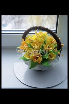 Шоколадная корзина №17 с желтыми цветами