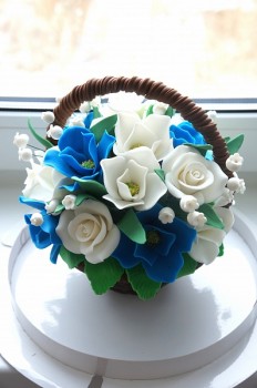 Шоколадная корзина №21 с белыми и синими цветами