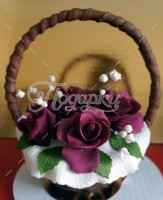 Шоколадная корзина №4 с темно-фиолетовыми цветами