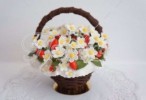 Шоколадная корзина №11 с цветами и ягодами земляники