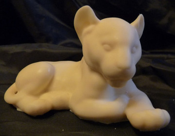 Тигренок лежит