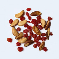 Бразильский орех и сушеная вишня Бразильский орех и сушеная вишня