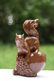 Белочка на орехе