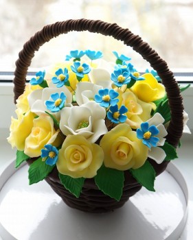 Шоколадная корзина №20 с белыми, желтыми и голубыми цветами